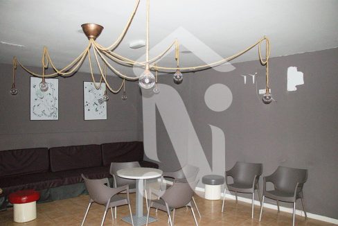 Local_calle_azcona_comedor_mesas_2